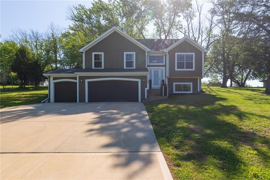 7309 NW Locust Drive, Kansas City, MO 64152 Main Photo