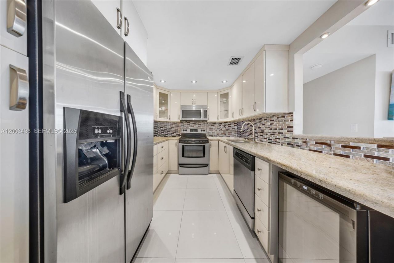 100 Bayview Dr , Unit 606, Sunny Isles Beach, FL 33160 Photo