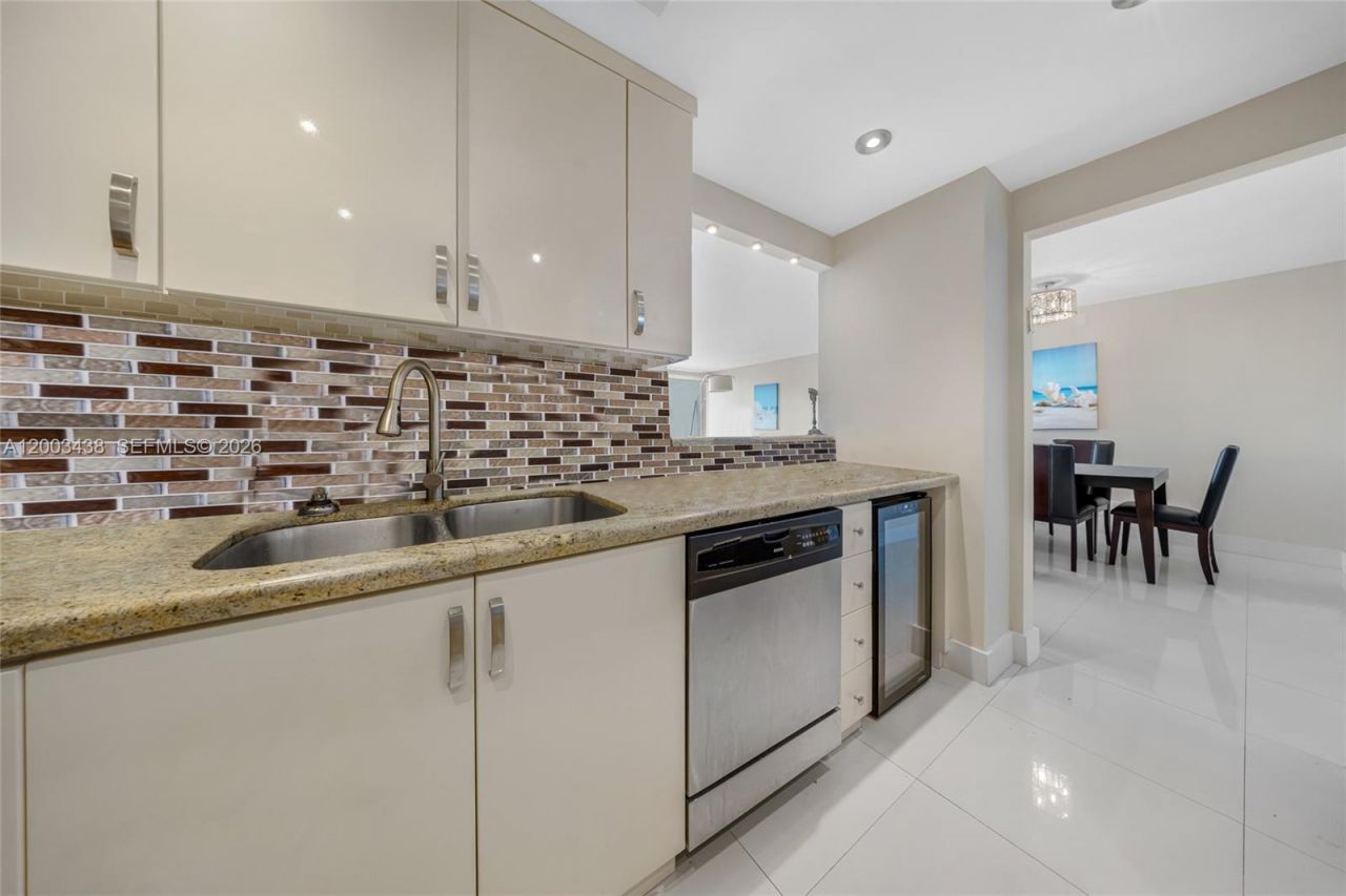 100 Bayview Dr , Unit 606, Sunny Isles Beach, FL 33160 Photo
