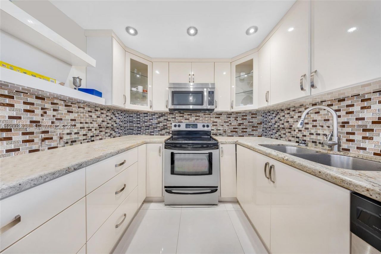 100 Bayview Dr , Unit 606, Sunny Isles Beach, FL 33160 Photo