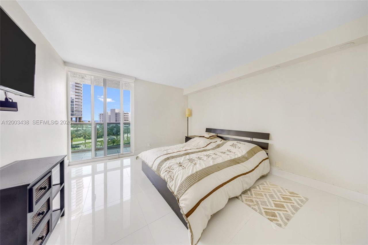 100 Bayview Dr , Unit 606, Sunny Isles Beach, FL 33160 Photo