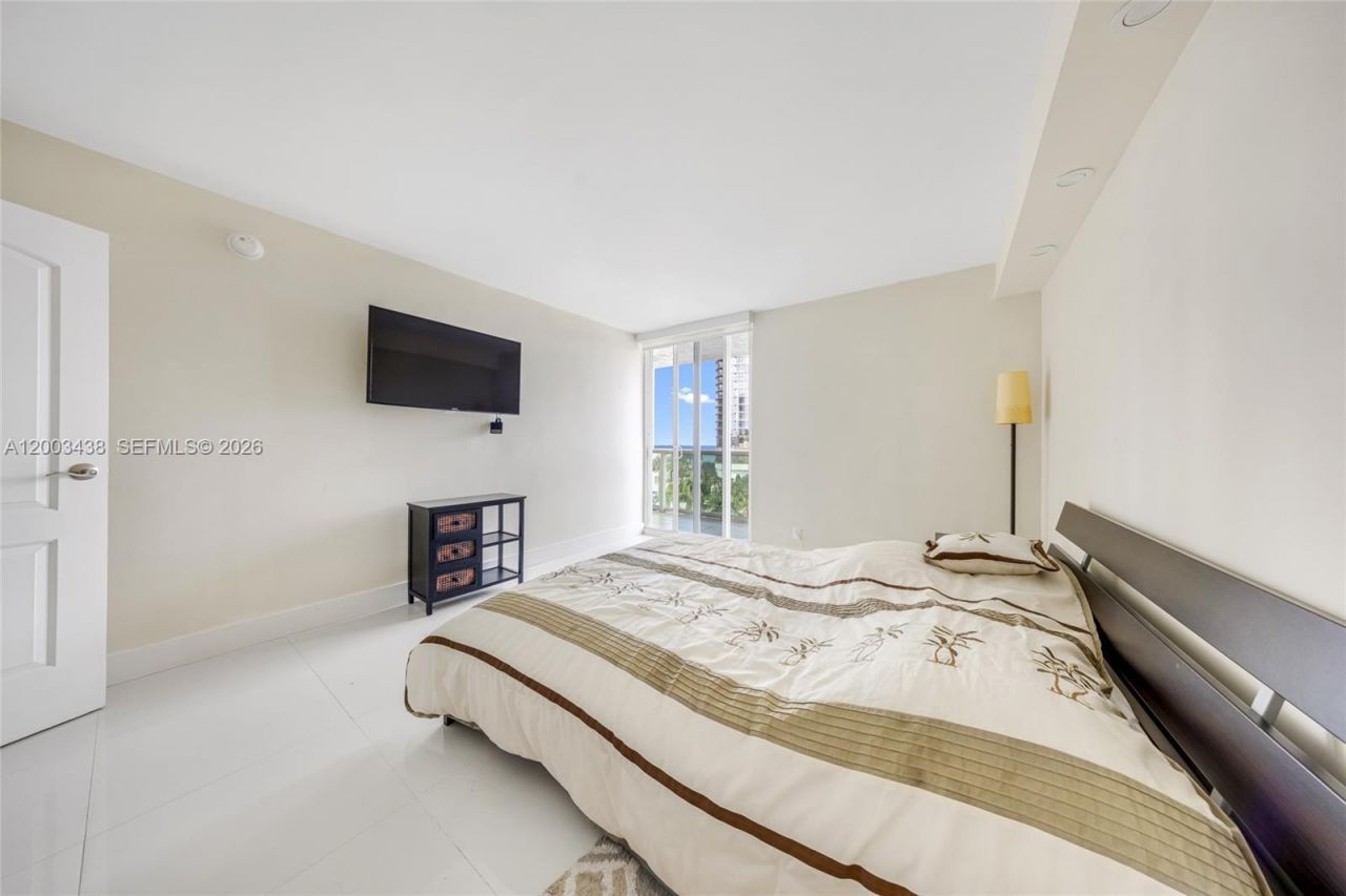 100 Bayview Dr , Unit 606, Sunny Isles Beach, FL 33160 Photo