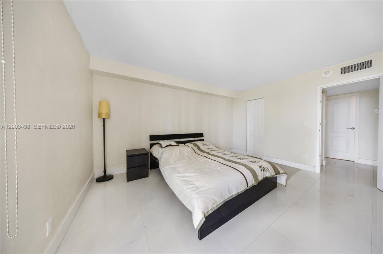100 Bayview Dr , Unit 606, Sunny Isles Beach, FL 33160 Photo
