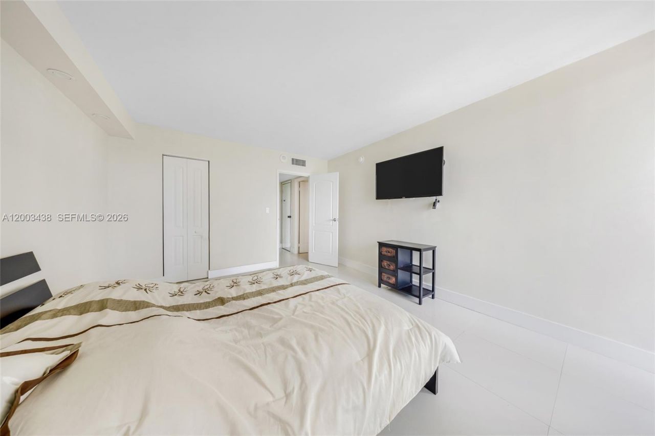 100 Bayview Dr , Unit 606, Sunny Isles Beach, FL 33160 Photo
