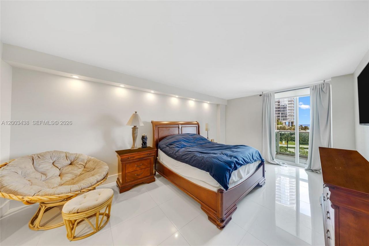 100 Bayview Dr , Unit 606, Sunny Isles Beach, FL 33160 Photo