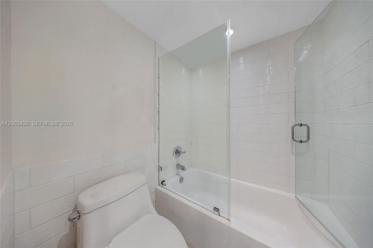 100 Bayview Dr , Unit 606, Sunny Isles Beach, FL 33160 Photo