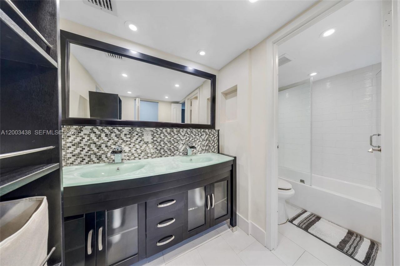 100 Bayview Dr , Unit 606, Sunny Isles Beach, FL 33160 Photo