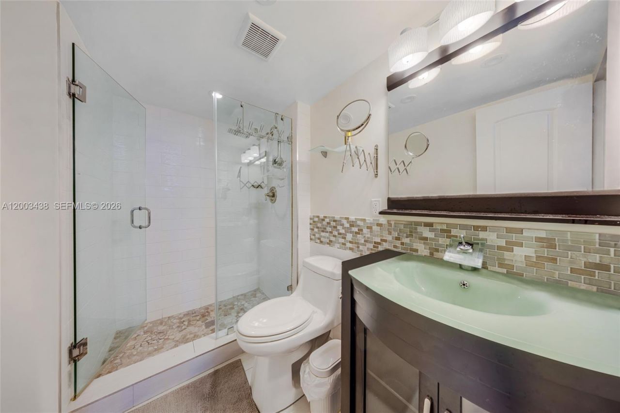 100 Bayview Dr , Unit 606, Sunny Isles Beach, FL 33160 Photo