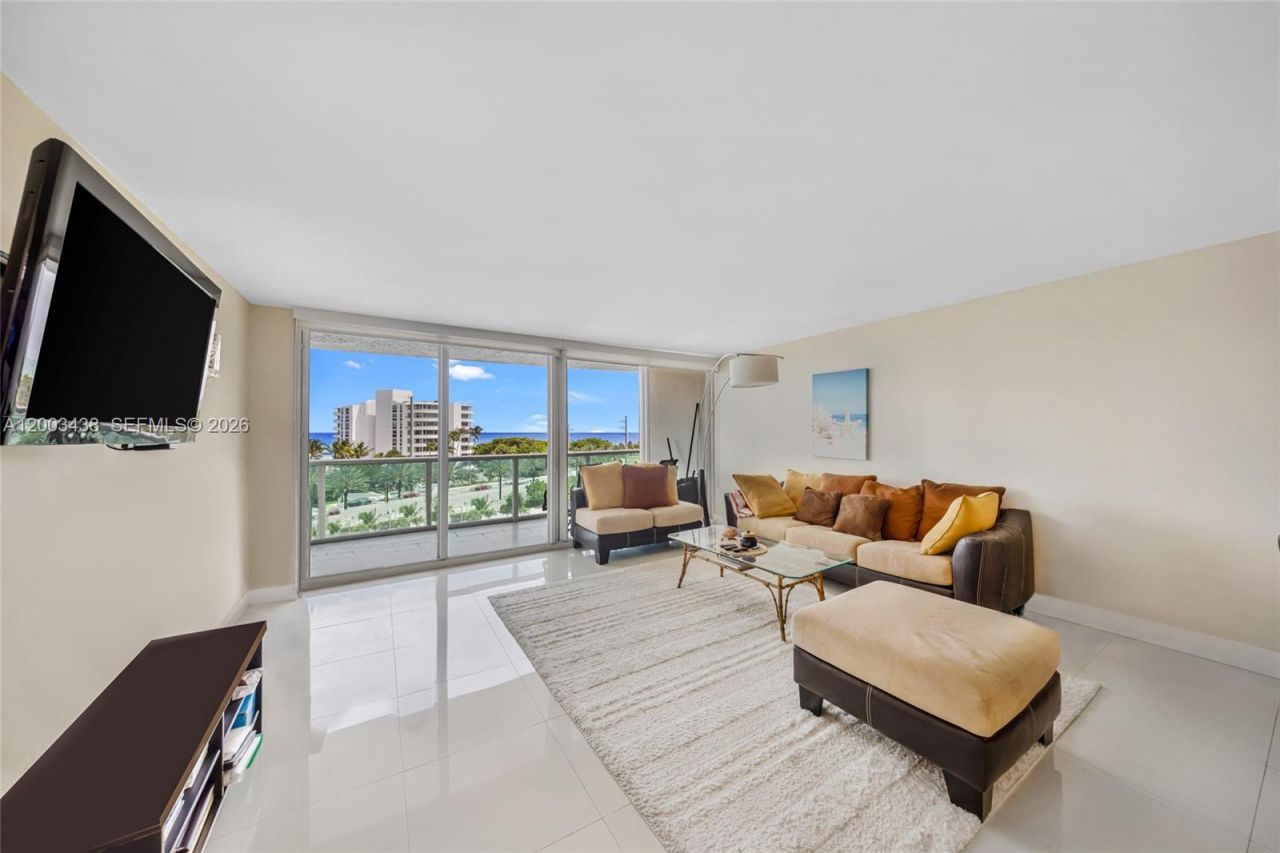 100 Bayview Dr , Unit 606, Sunny Isles Beach, FL 33160 Photo
