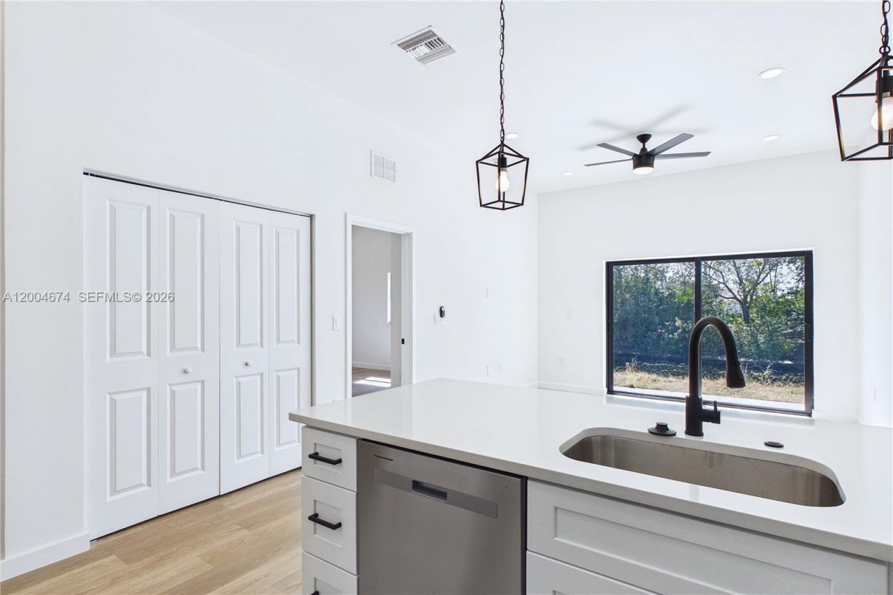 542/544 SE 6th Ter , Cape Coral, FL 33990 Photo