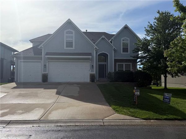 10822 S Appleridge Lane, Olathe, KS 66061