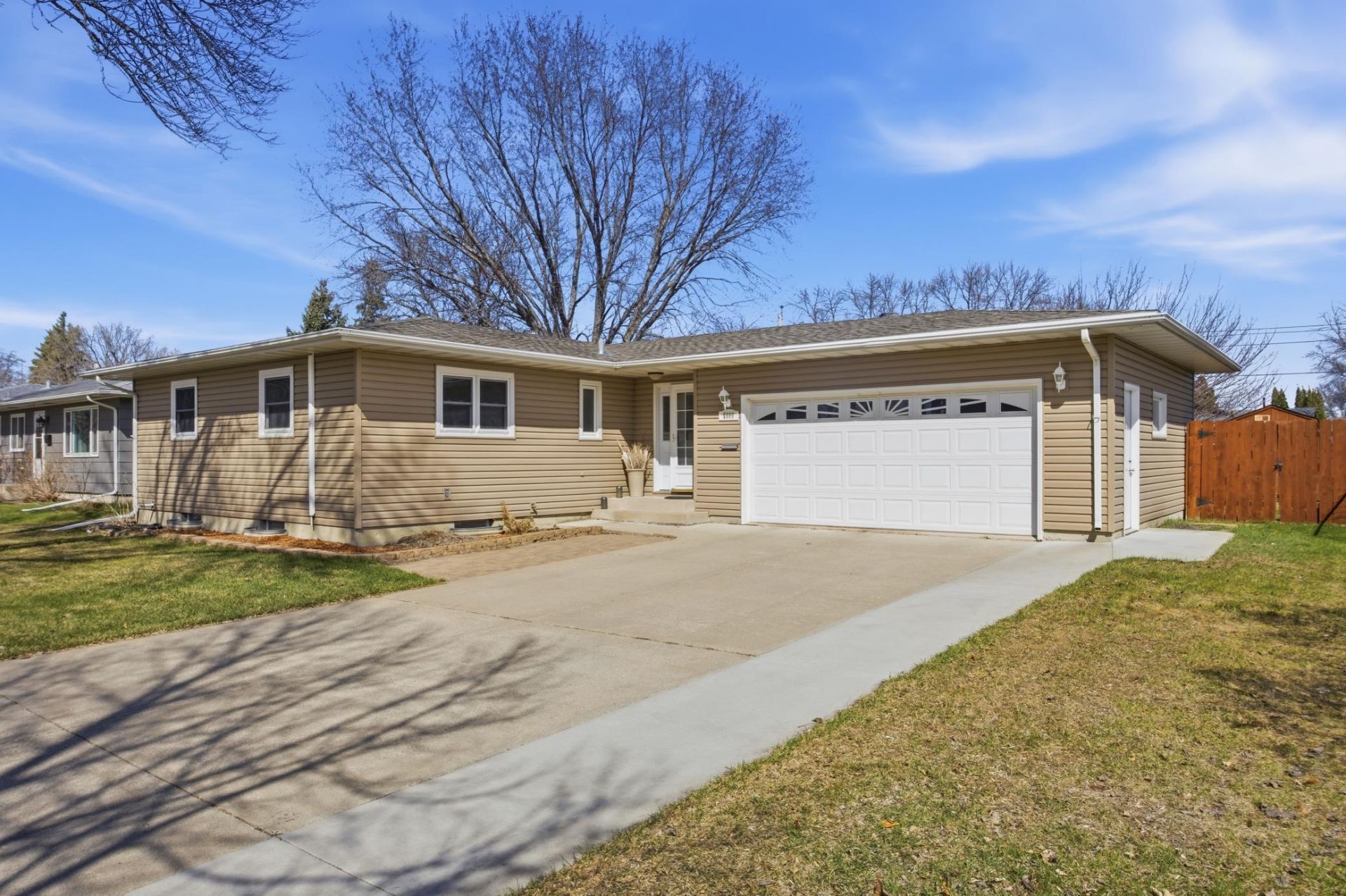 2909 Edgewood Drive N primary photo