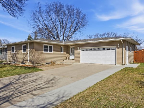 2909 Edgewood Drive N, Fargo, ND 58102