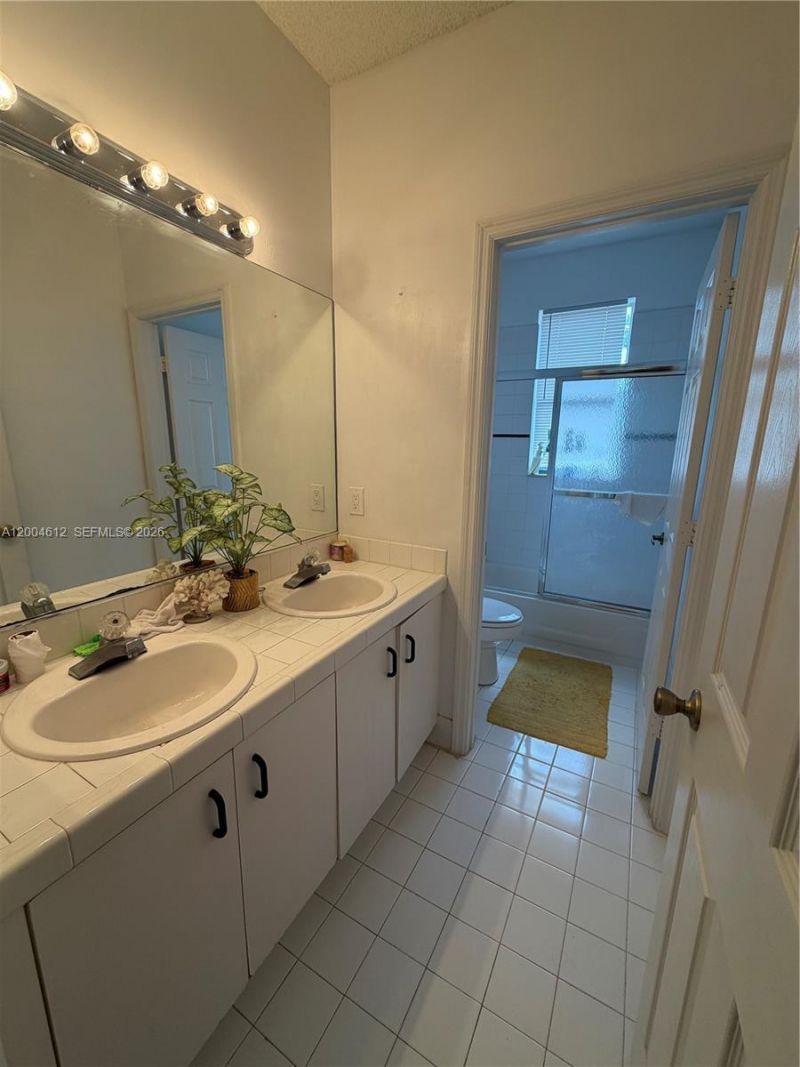 2329 NW 184th Ter, Pembroke Pines, FL 33029 Photo