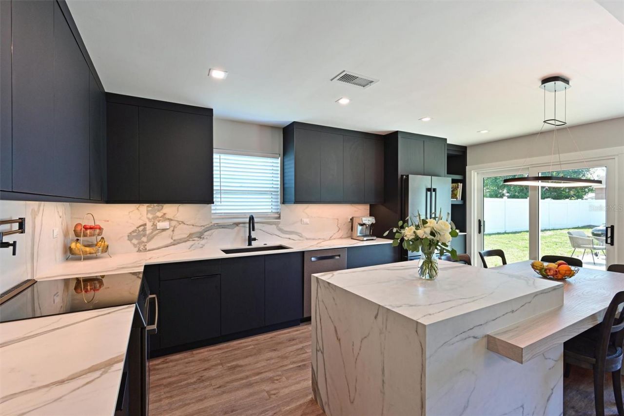 910 Plum Tree Lane , Sarasota, FL 34243 Photo