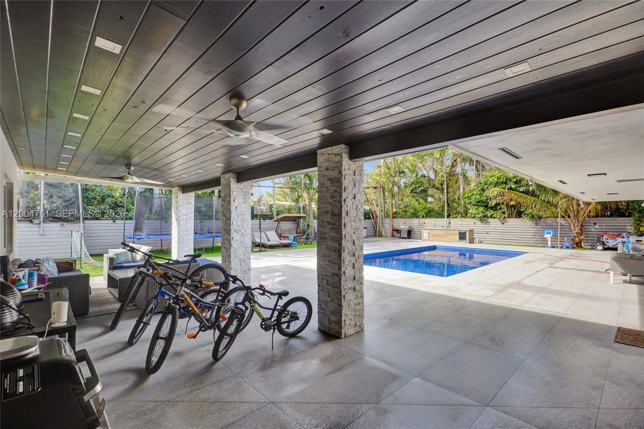 2126 NE 187th St, North Miami Beach, FL 33179 Photo
