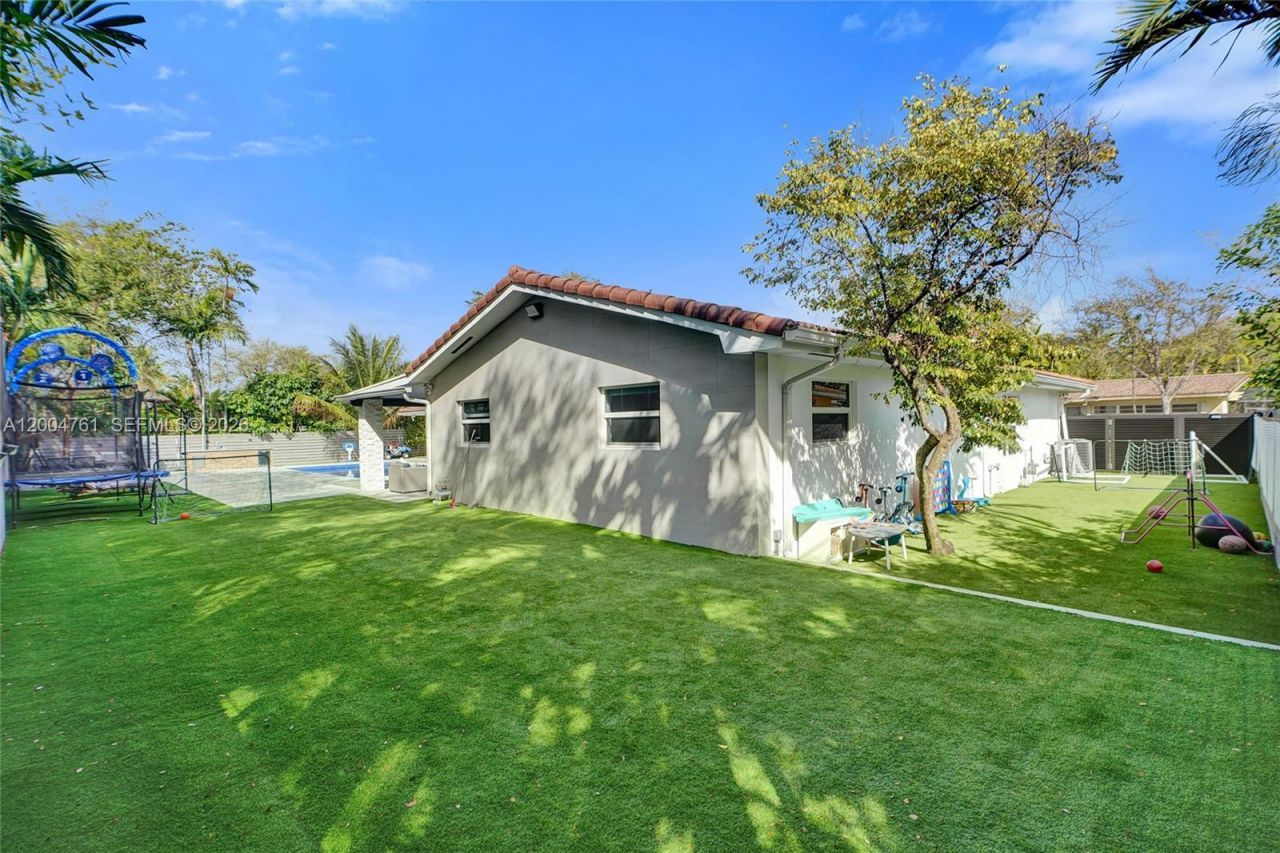 2126 NE 187th St, North Miami Beach, FL 33179 Photo
