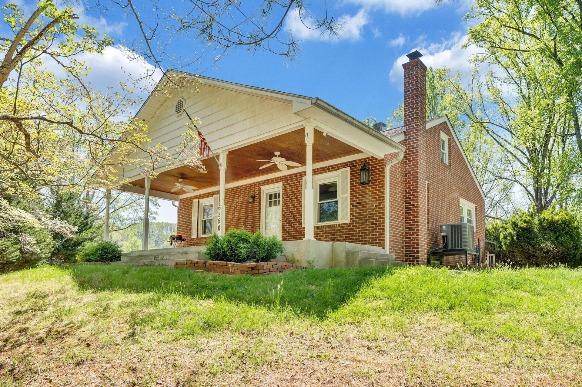 6256 Shady Acres Dr, Roanoke, VA 24014 Main Photo