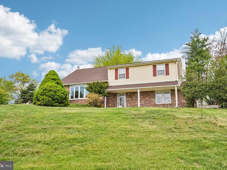 77 Wren Drive, Holland, PA 18966 Main Photo