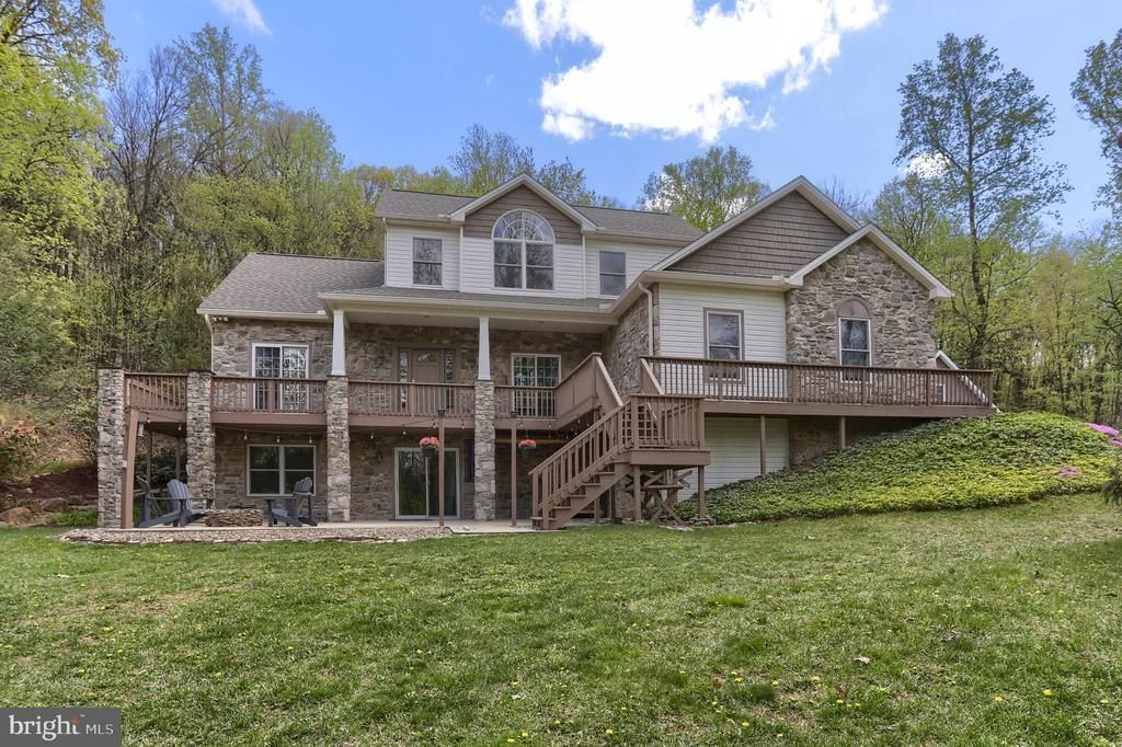 586 BLUE MOUNTAIN PARKWAY , HARRISBURG, PA 17112