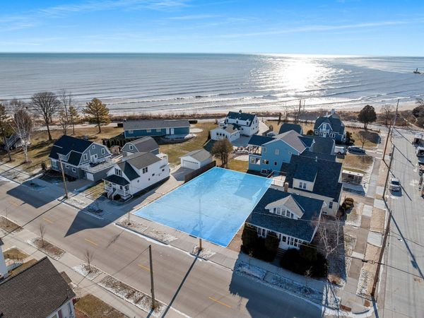911 17th St, Two Rivers, WI 54241