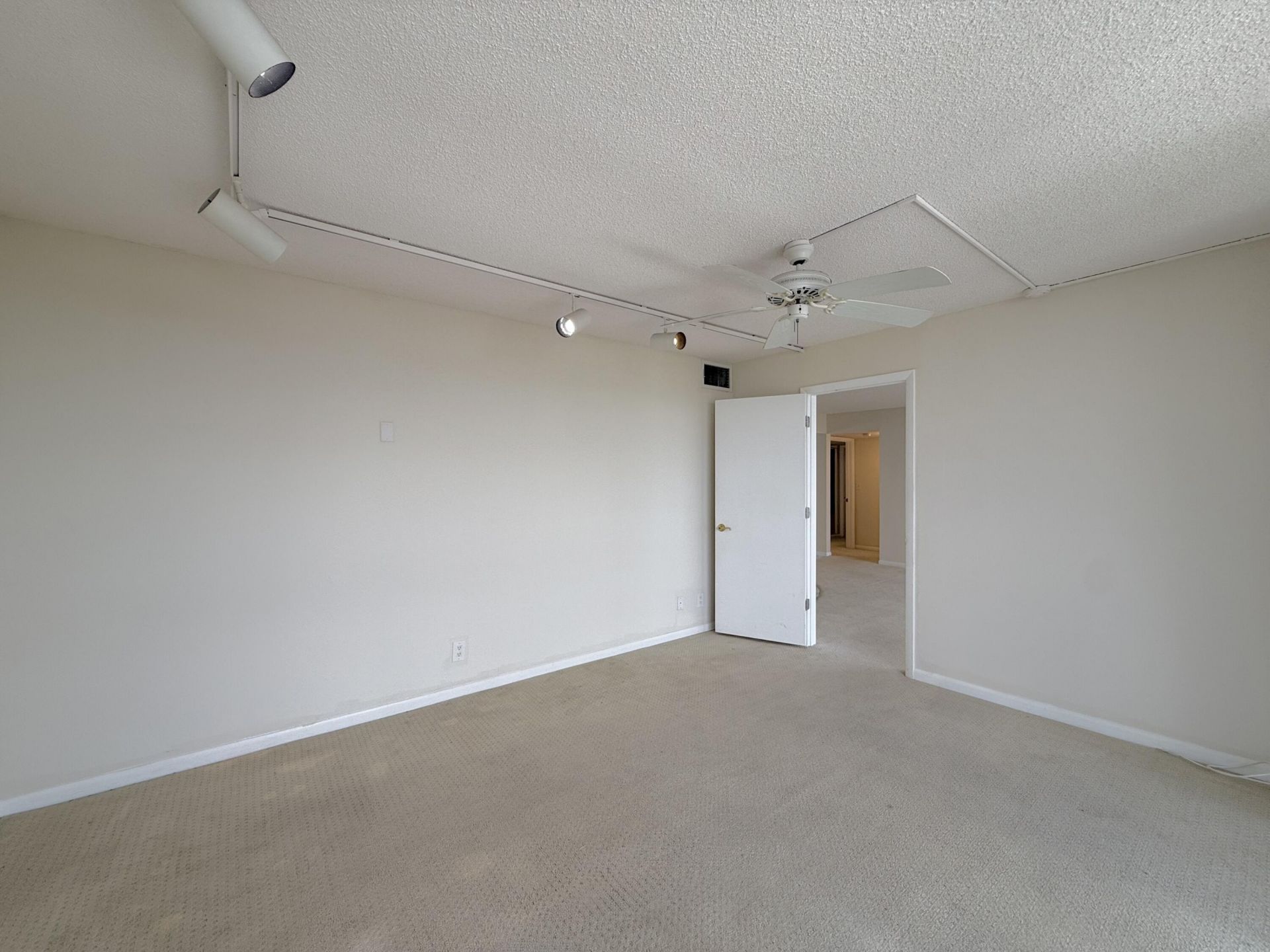 2000 Presidential Way, Unit 1204, West Palm Beach, FL 33401 Photo