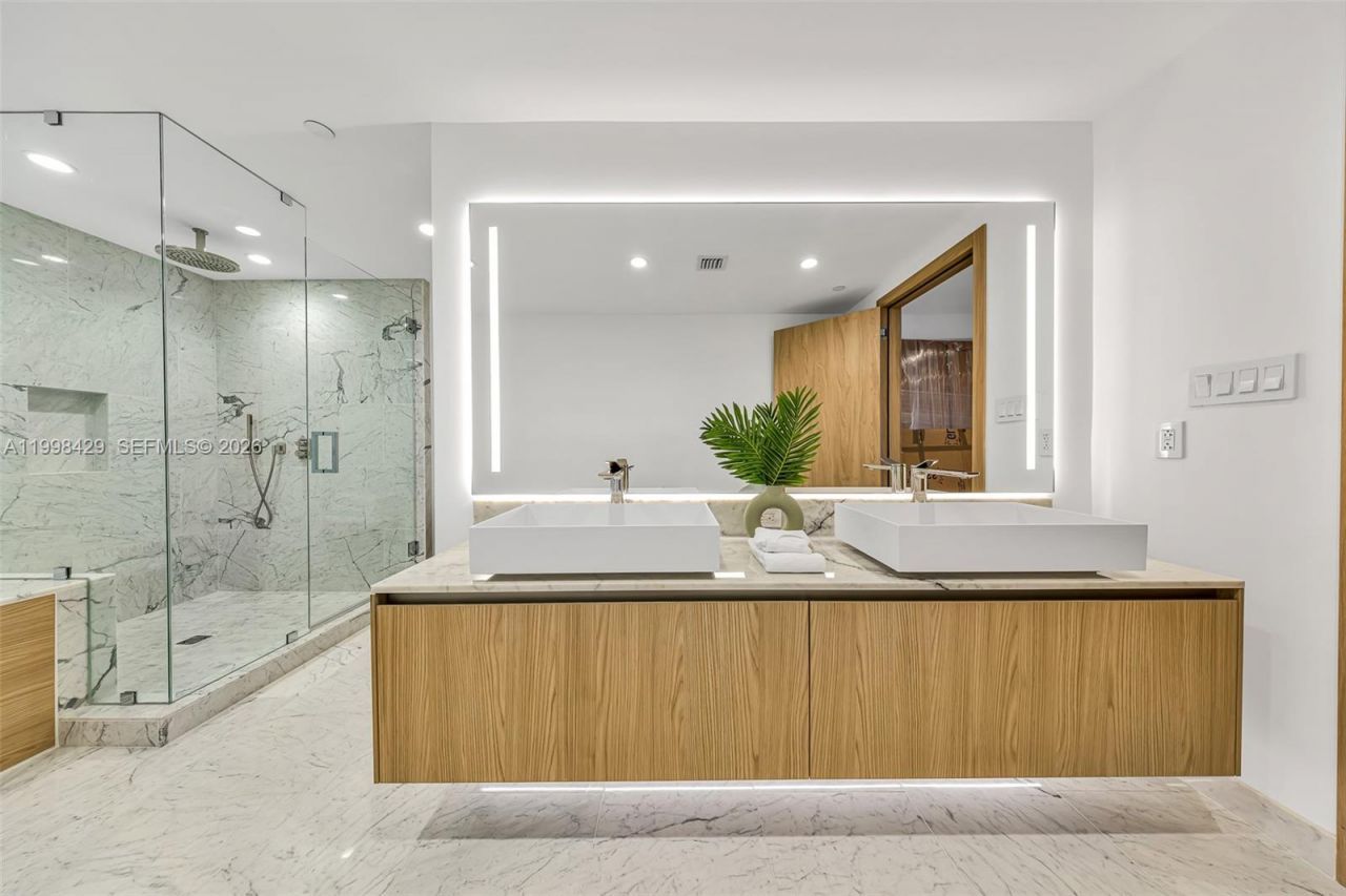 1135 103rd St , Unit 304, Bay Harbor Islands, FL 33154 Photo