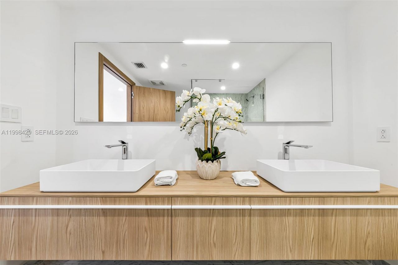 1135 103rd St , Unit 304, Bay Harbor Islands, FL 33154 Photo