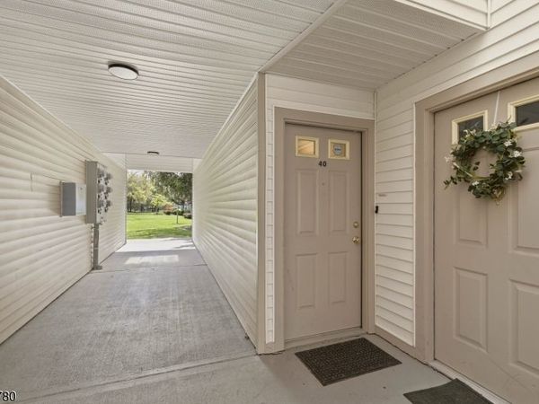 40 Loch Ln, Roxbury, NJ 07852