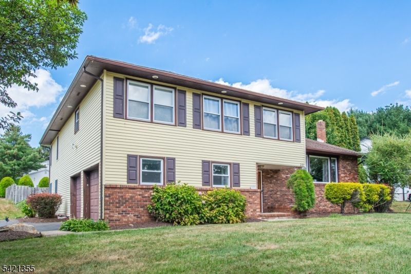 257 Eyland Ave, Roxbury, NJ 07876 Main Photo