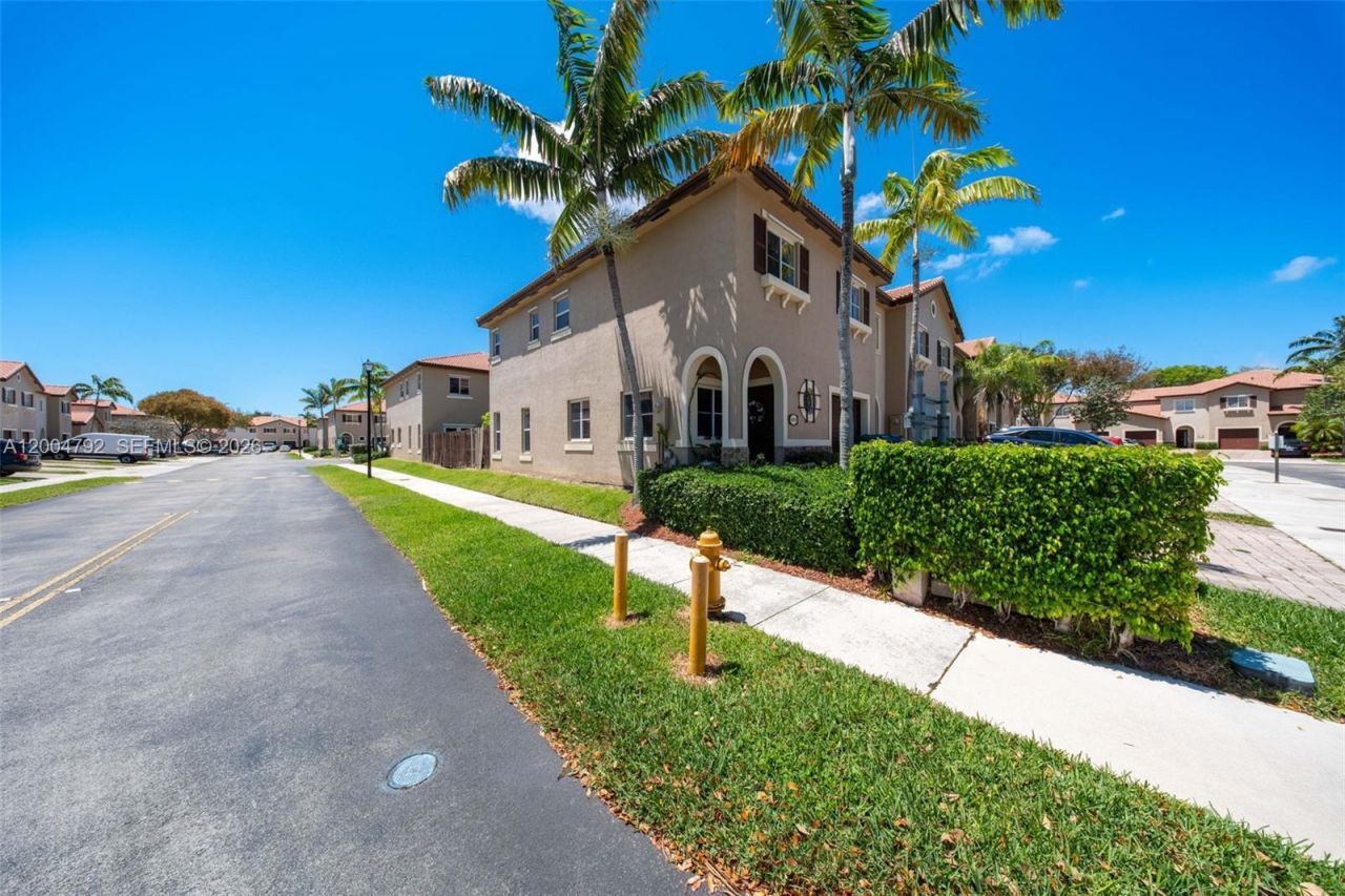 8906 SW 221st Ter, Cutler Bay, FL 33190 Photo