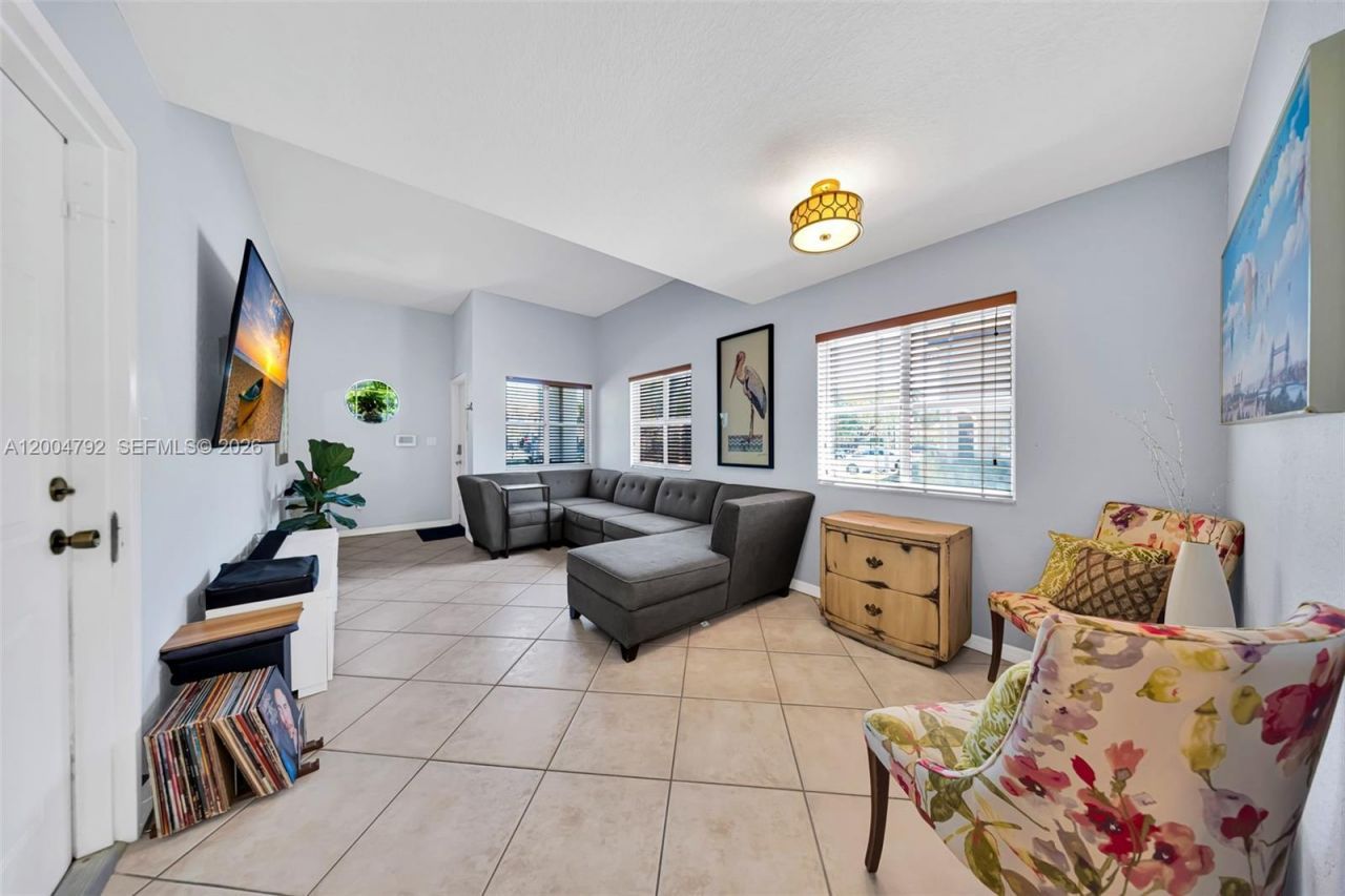 8906 SW 221st Ter, Cutler Bay, FL 33190 Photo