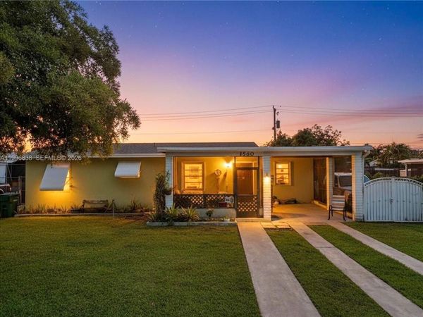 1560 NE 12th St , Homestead, FL 33033