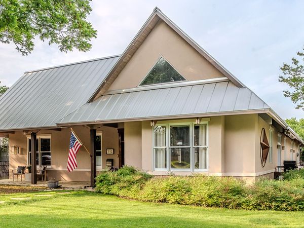 712 W TRAVIS ST, Fredericksburg, TX 78624