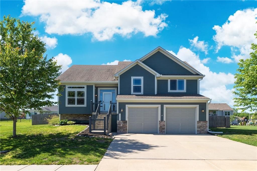 817 W Rader Street, Lone Jack, MO 64086 Main Photo