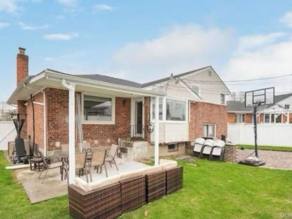 310 Southwood Circle , Syosset, NY 11791