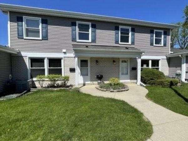 1301 Kingsbury Drive, Unit B, Hanover Park, IL 60133