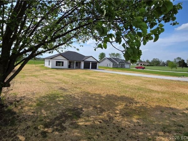 4 Wilhelm Dr , Versailles, MO 65084