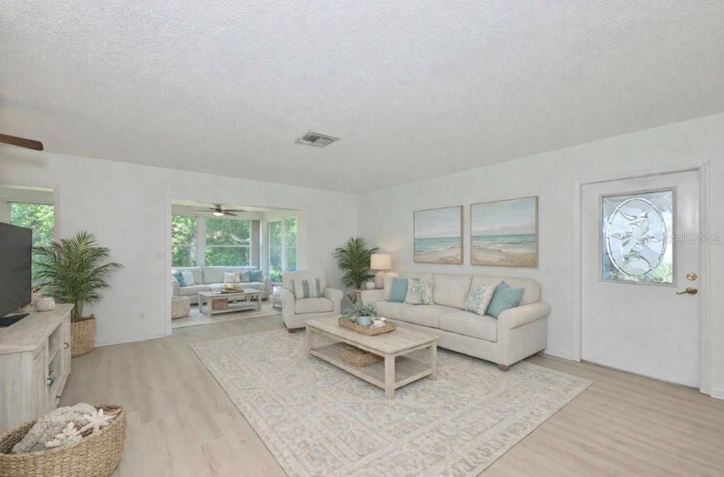 511 Finsbury Circle, Unit B, Sun City Center, FL 33573 Photo
