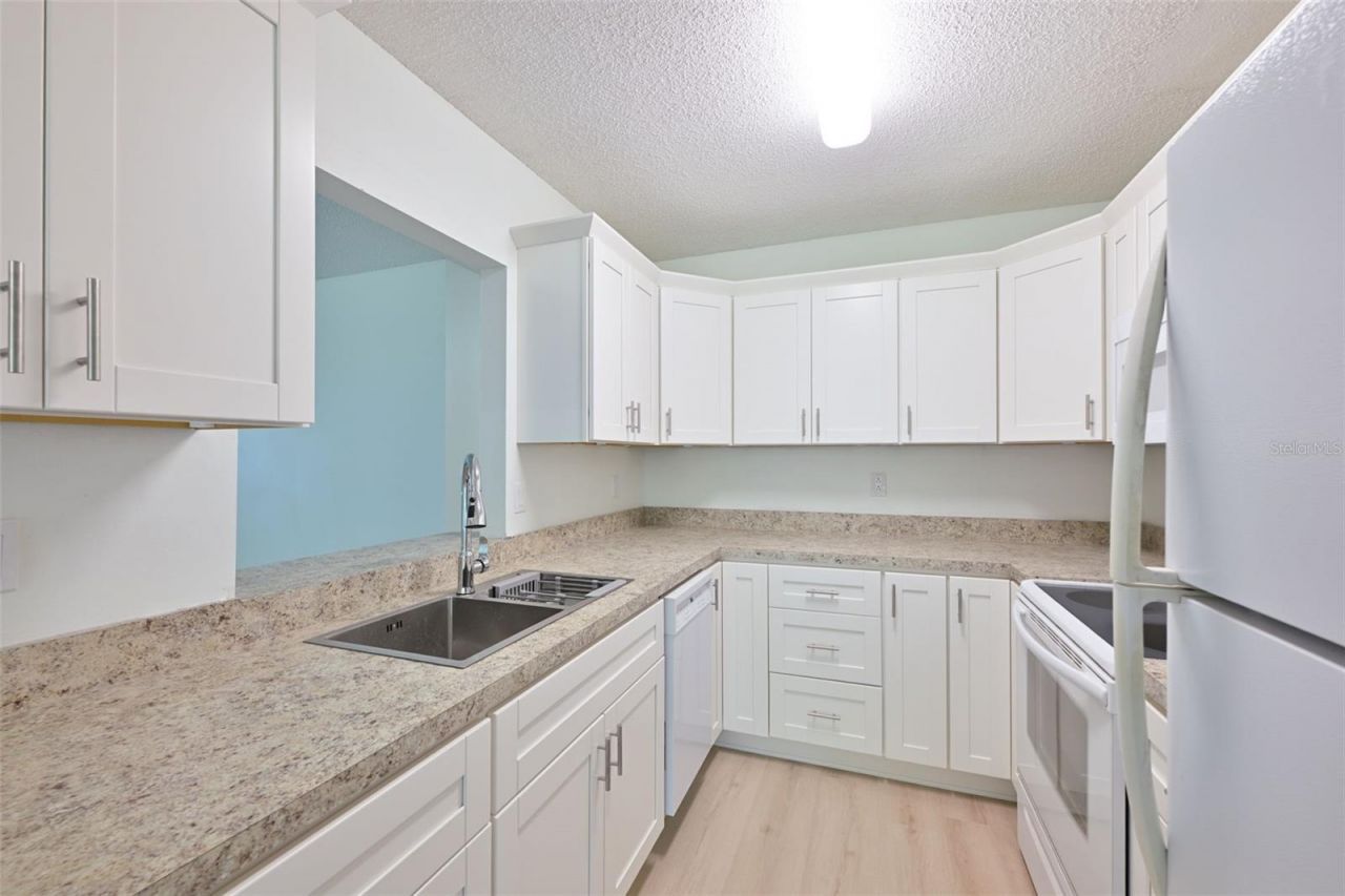 511 Finsbury Circle, Unit B, Sun City Center, FL 33573 Photo