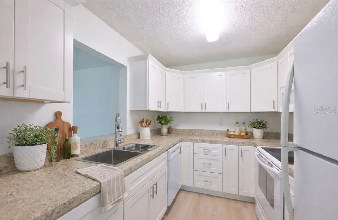 511 Finsbury Circle, Unit B, Sun City Center, FL 33573 Photo