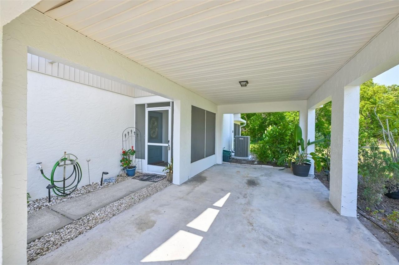 511 Finsbury Circle, Unit B, Sun City Center, FL 33573 Photo