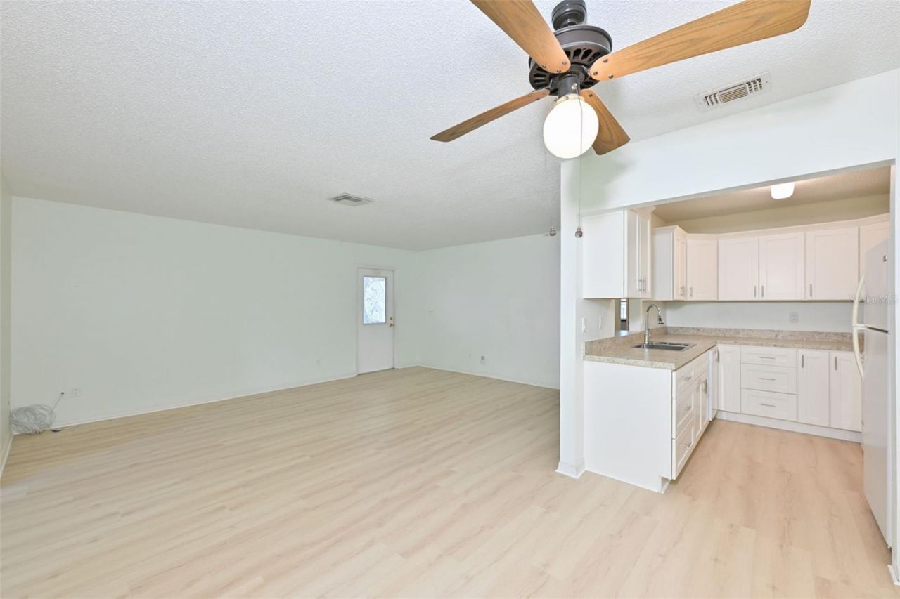 511 Finsbury Circle, Unit B, Sun City Center, FL 33573 Photo