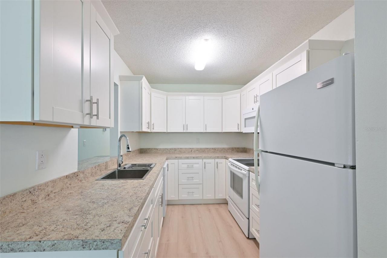 511 Finsbury Circle, Unit B, Sun City Center, FL 33573 Photo