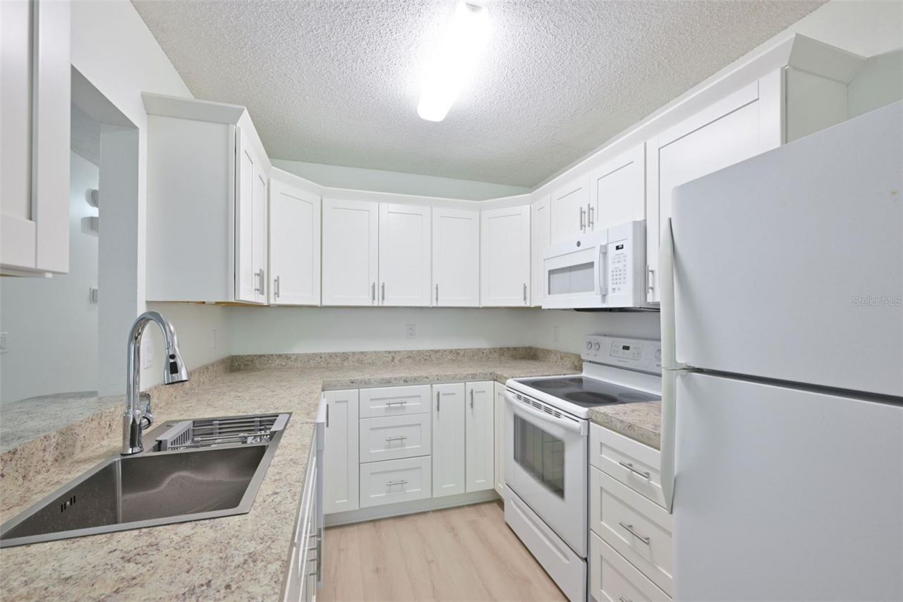 511 Finsbury Circle, Unit B, Sun City Center, FL 33573 Photo