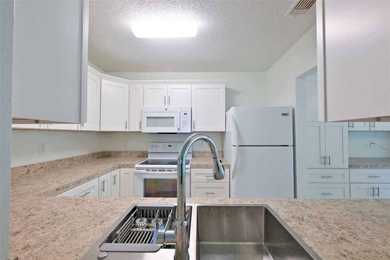 511 Finsbury Circle, Unit B, Sun City Center, FL 33573 Photo