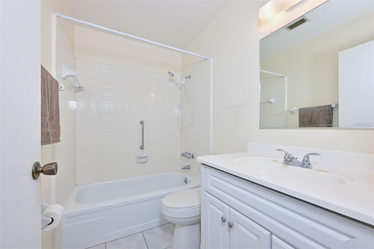 511 Finsbury Circle, Unit B, Sun City Center, FL 33573 Photo