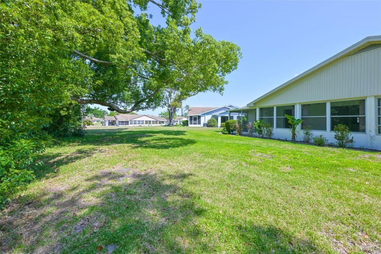 511 Finsbury Circle, Unit B, Sun City Center, FL 33573 Photo