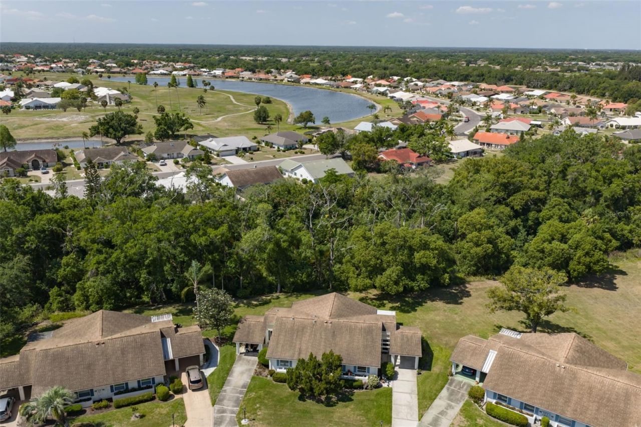 511 Finsbury Circle, Unit B, Sun City Center, FL 33573 Photo