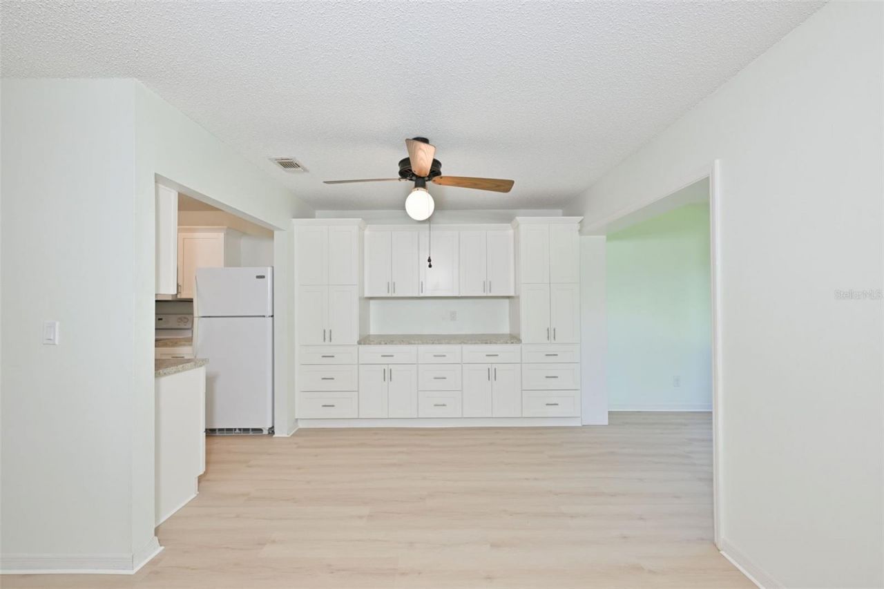 511 Finsbury Circle, Unit B, Sun City Center, FL 33573 Photo